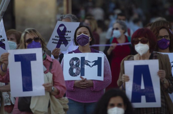 Protesta por los asesinatos machistas tras seis asesinatos por violencia de género, incluido el de un menor