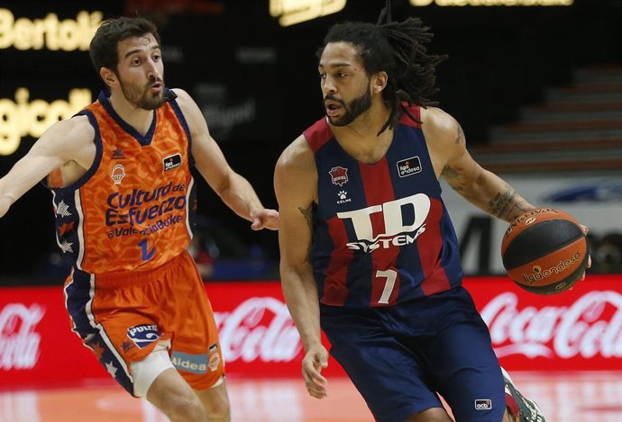 Archivo - Vives (Valencia) y Henry (Baskonia)
