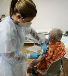 Archivo - Primeras vacunas de Pfizer aplicadas en Asturias contra el COVID-19