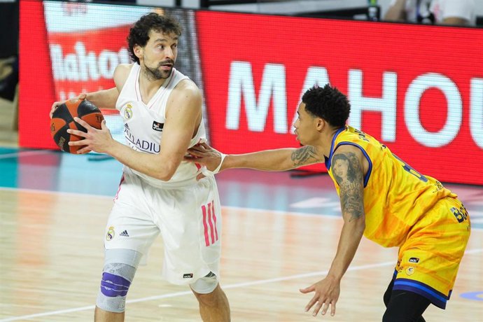Archivo - Llull (Real Madrid) y Slaughter (Gran Canaria)