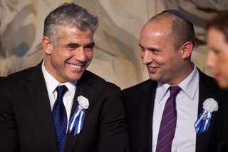 Naftali Bennett, del partido Yamina, junto al líder del partido centrista Yesh Atid, Yair Lapid