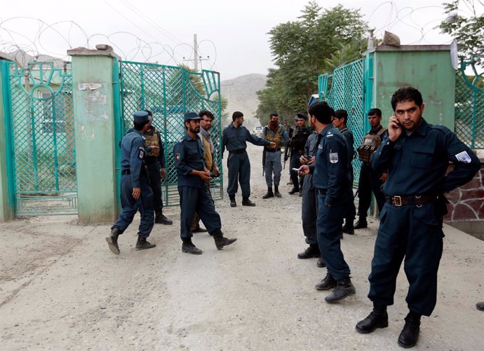 Archivo - Policías afganos cerca del lugar de las explosiones en Kabul 