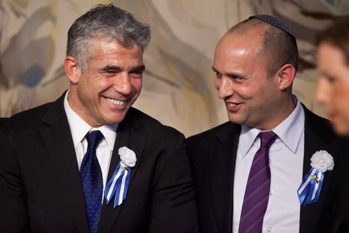 Naftali Bennett, del partido Yamina, junto al líder del partido centrista Yesh Atid, Yair Lapid