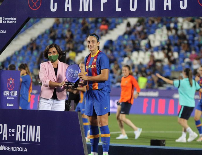 Angeles Santamaría, consejera delegada de Iberdrola, junto a Alexia Putellas tras recoger su premio de MVP de la final de la Copa de la Reina 20-21