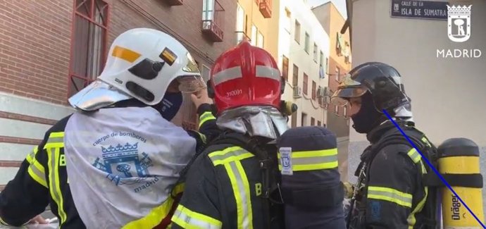 Bomberos de Madrid extinguen un incendio en el distrito de Fuencarral.