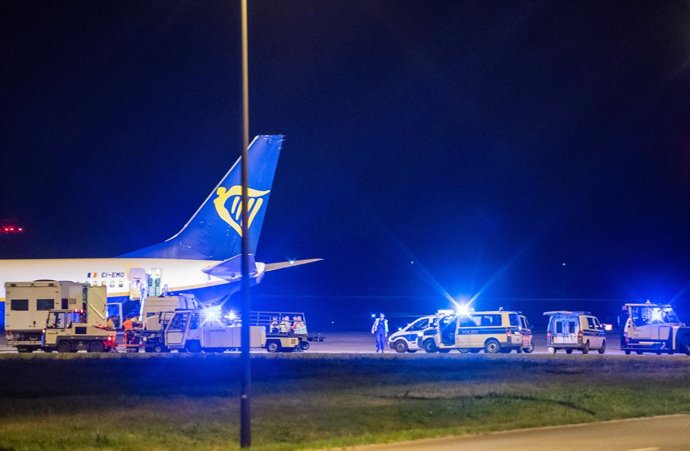 30 May 2021, Berlin: Federal police check the aircraft after an unscheduled landing of a Ryanair plane at Berlin Brandenburg Airport Willy Brandt (BER). Photo: Christophe Gateau/dpa