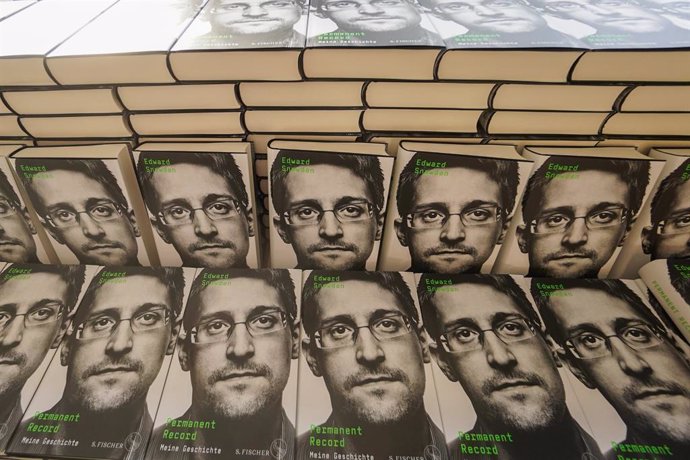 Archivo - Copias del libro de Edward Snowden.