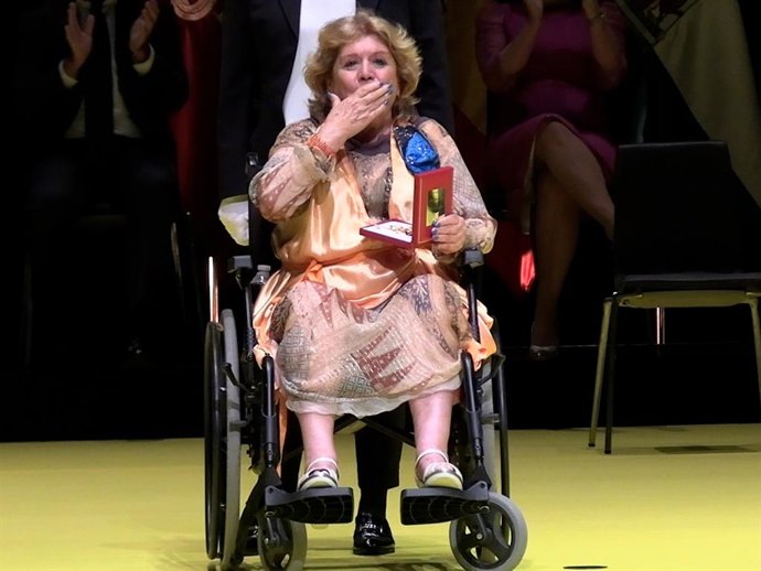 María Jiménez recibe la Medalla de la Ciudad de Sevilla