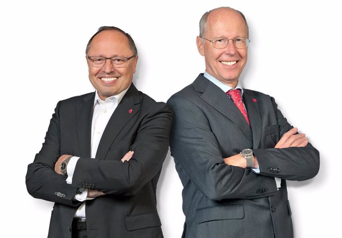 Stepping down from Spielwarenmesse eG after almost 20 years: Executive Board Members Ernst Kick (CEO; left) and Dr. Hans-Juergen Richter. Bildnachweis: Spielwarenmesse eG/Peter Drfel