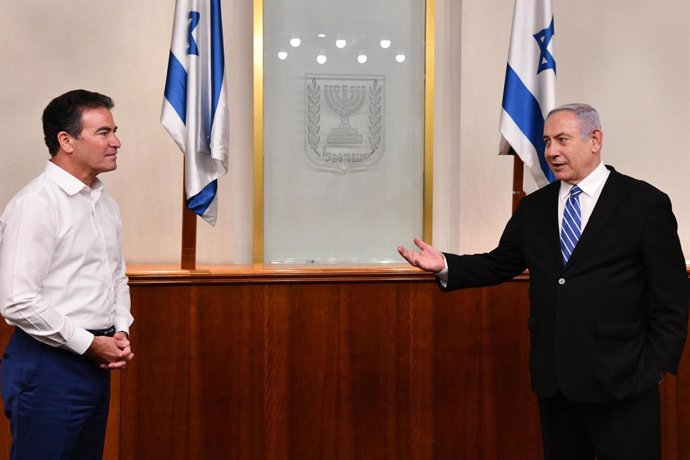 Archivo - HANDOUT - 24 May 2020, Israel, ---: Israeli Prime Minister Benjamin Netanyahu (R)  meets with Mossad Director Yossi Cohen and thanked him for acceding to his request to lead the joint procurement command center, ahead of its transfer to the He