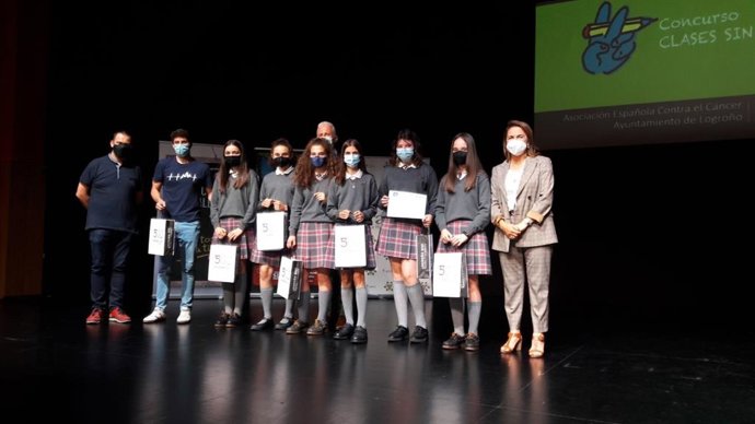 El Ayuntamiento de Logroño entrega los premios de los concursos Clases sin Humo y Familias sin Humo