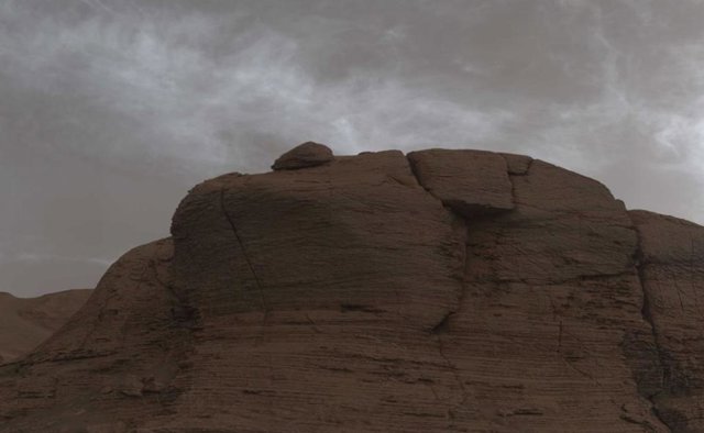 El rover Curiosity Mars de la NASA capturó estas nubes justo después del atardecer el 19 de marzo