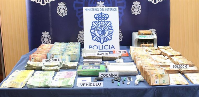 Archivo - Dos detenidos por vender cocaína a través de la ventanilla de los coches aparcados junto a su piso en Orcasitas (Madrid)