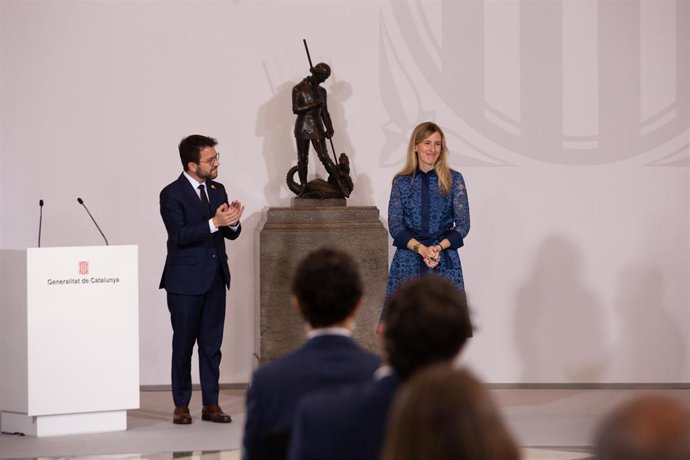 La consellera de Acción Exterior y Transparencia, Victria Alsina (d), toma posesión del cargo junto al president de la Generalitat, Pere Aragons (i), a 26 de mayo de 2021, en Barcelona, Catalunya (España).    Los consellers del nuevo Govern presidido 