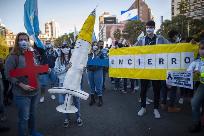25 May 2021, Argentina, Cordoba: People take part in a protest against the latest coronavirus restrictions imposed by the government. Photo: Daniel Bustos/ZUMA Wire/dpa