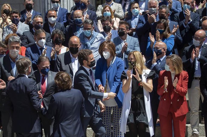 El líder del PP, Pablo Casado (c); es aplaudido junto a alcaldes, portavoces de ayuntamientos y presidentes de la Diputación del Partido Popular en una concentración a las puertas del Congreso de los Diputados, a 19 de mayo de 2021, en Madrid (España). 