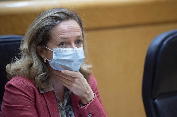 La ministra de Asuntos Económicos y Transformación Digital, Nadia Calviño, durante una sesión de control al Gobierno en el Senado, a 25 de mayo de 2021, en Madrid (España). En este pleno, el Gobierno se enfrenta, entre otras, a preguntas relacionadas co