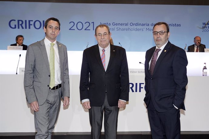 El president de Grifols, Víctor Grifols, al costat dels co-consellers delegats Raimon Grifols i Víctor Grifols Deu.