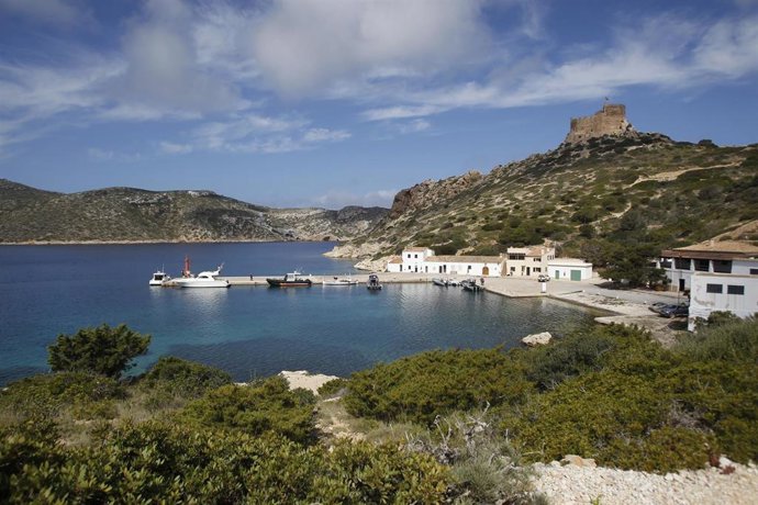 Archivo - Expertos de la Universitat de Girona han advertido de los efectos de la náutica recreativa, especialmente de los megayates y embarcaciones de alquiler, en espacios protegidos del Mediterráneo como la isla de Cabrera (en la foto).