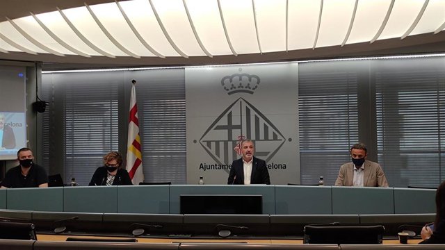 Salvador Vendrell (Fundació Barcelona Comerç), Montserrat Ballarín (PSC), Jaume Collboni (PSC) y Gabriel Jené (Barcelona Oberta) en una rueda de prensa en el Ayuntamiento de Barcelona.