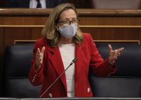 Calviño asegura que la nueva factura eléctrica va a bajar de media el precio de la luz para el ciudadano