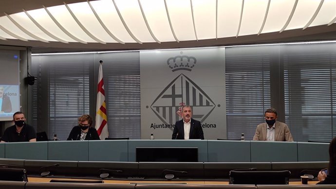 Salvador Vendrell (Fundació Barcelona Comer), Montserrat Ballarín (PSC), Jaume Collboni (PSC) i Gabriel Jené (Barcelona Oberta) en una roda de premsa a l'Ajuntament de Barcelona.
