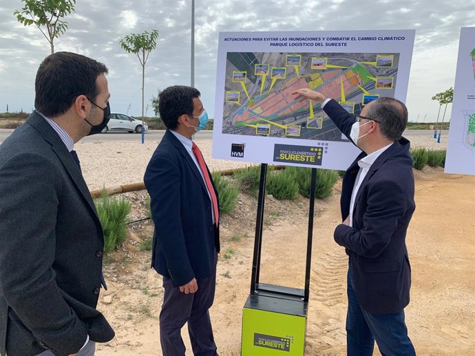 El consejero de Fomento e Infraestructuras, José Ramón Díez de Revenga, acompañado por los responsables del Parque Logístico del Sureste visitan uno de los sistemas de drenaje sostenible instalados en el polígono.