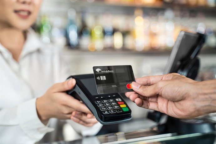 Una persona paga con una tarjeta de crédito