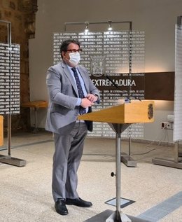 El vicepresidente segundo y consejero de Sanidad y Servicios Sociales de la Junta, José María Vergeles, en rueda de prensa