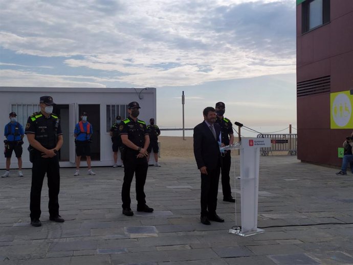 El teniente de alcalde de seguridad del Ayuntamiento de Barcelona, Albert Batlle, tras la rueda de prensa donde ha asegurado que "es previsible" que las playas de Barcelona y el AMB estén abiertas por la verbena de Sant Joan.