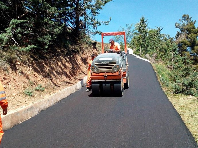 Asfaltado de los accesos al cementerio de Utrillas.