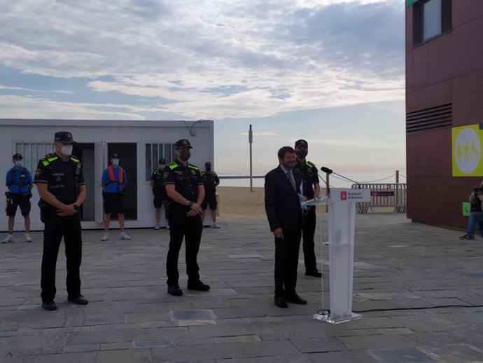 El tinent d'alcalde de seguretat de l'Ajuntament de Barcelona, Albert Batlle, després de la roda de premsa en la qual ha assegurat que "és previsible" que les platges de Barcelona i l'AMB estiguin obertes per la revetlla de Sant Joan.
