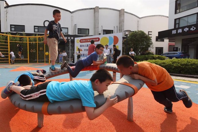 Niños en un parque de Shanghai, China