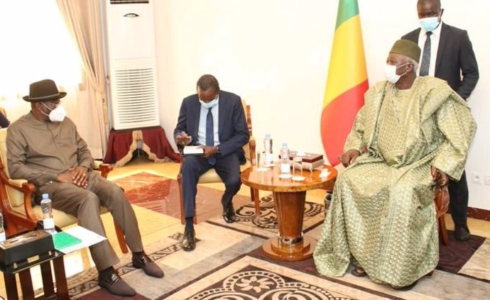 Archivo - El mediador de la CEDEAO, Goodluck Jonathan, y el presidente designado para la transición en Malí, Bah Ndaw