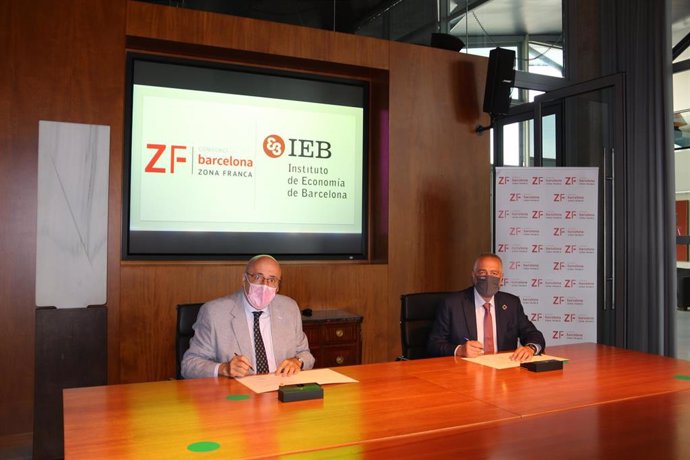 El presidente del Instituto de Economía de Barcelona (IEB), Martí Parellada, y el delegado especial del Estado en el Consorci de la Zona Franca de Barcelona (CZFB), Pere Navarro.