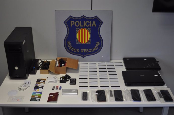Tres detinguts per presumptament estafar més de 20.000 euros clonant targetes bancries a Barcelona