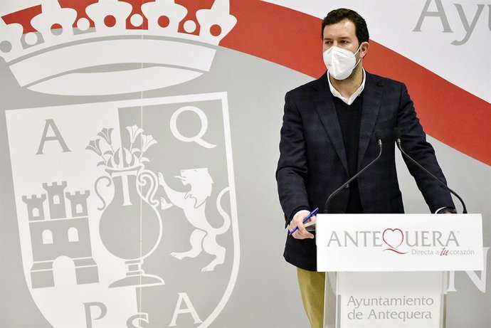 Archivo - El teniente de alcalde delegado de Hacienda de Antequera (Málaga), Antonio García, en rueda de prensa