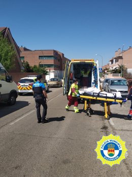 Policía Local de Alcorcón atiende a un vecino