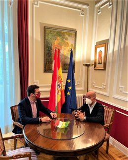 Ignacio Tricio reunido con el presidente del Centro Riojano en Madrid