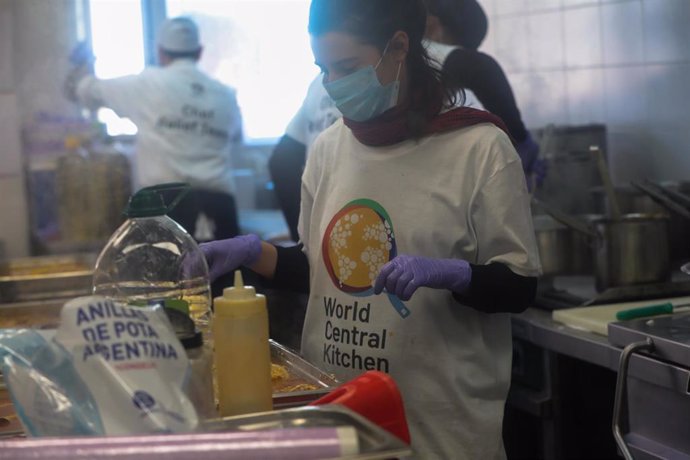 Archivo - Voluntarios preparan en paquetes menús solidarios elaborados por Central World Kitchen, durante la crisis del coronavirus. Archivo. 