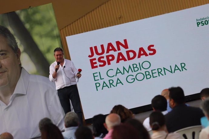 El candidato a las primarias del PSOE-A Juan Espadas, en un acto en Dos Hermanas (Sevilla) en una foto de archivo.