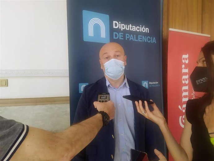 Luis Calderón atiende a los medios de comunicación.