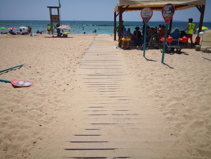 Un punto accesible de baño asistido en una playa de Palma.