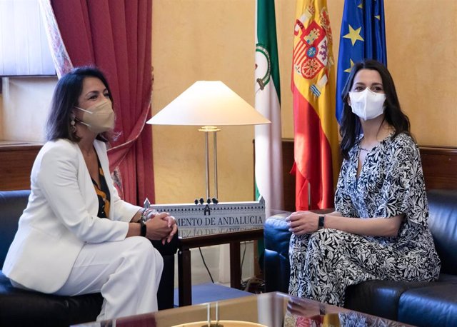 La presidenta del Parlamento de Andalucía, Marta Bosquet, y la presidenta de Ciudadanos (Cs), Inés Arrimadas, este lunes en Sevilla durante su encuentro en el Parlamento de Andalucía.