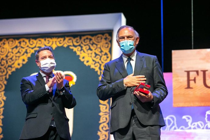 El periodista Pedro Piqueras recibiendo la Medalla de Oro de Castilla-La Mancha