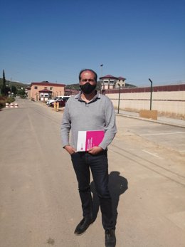 El portavoz del Foro Social Permanente Agus Hernán en el exterior de la cárcel de Logroño