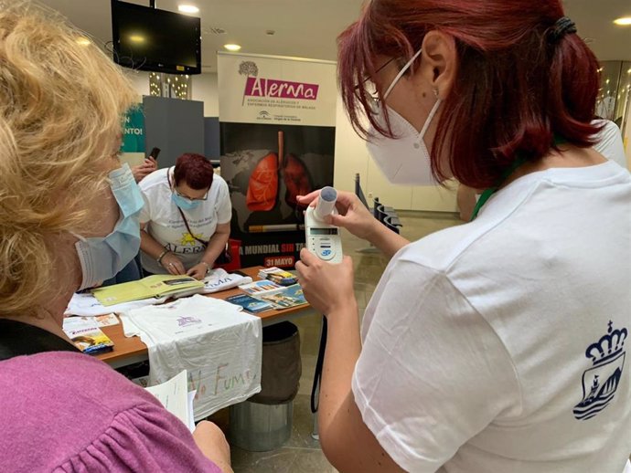 Mesa informativa en el Día Mundial Sin Tabaco en el Hospital Clínico Universitario Virgen de la Victoria