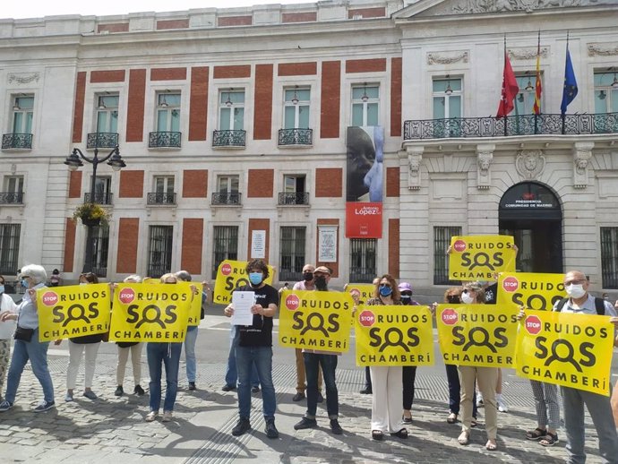 Vecinos de Chamberí protestan en la Puerta del Sol contra la ampliación de terrazas a la 01.00.