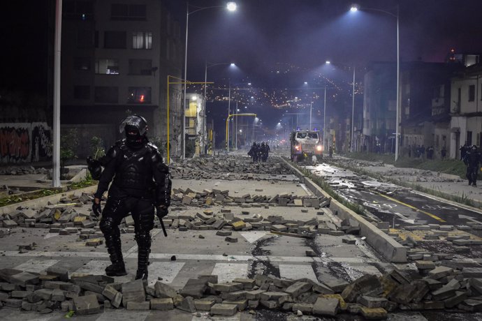 28 May 2021, Colombia, Pasto: Riot police clash with demonstrators during a protest against the government of President Ivan Duque Marquez. Colombian President Ivan Duque on Friday night said military assistance would be sent to support police in the Ca