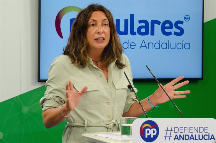 La secretaria general del PP-A, Loles López, en rueda de prensa.